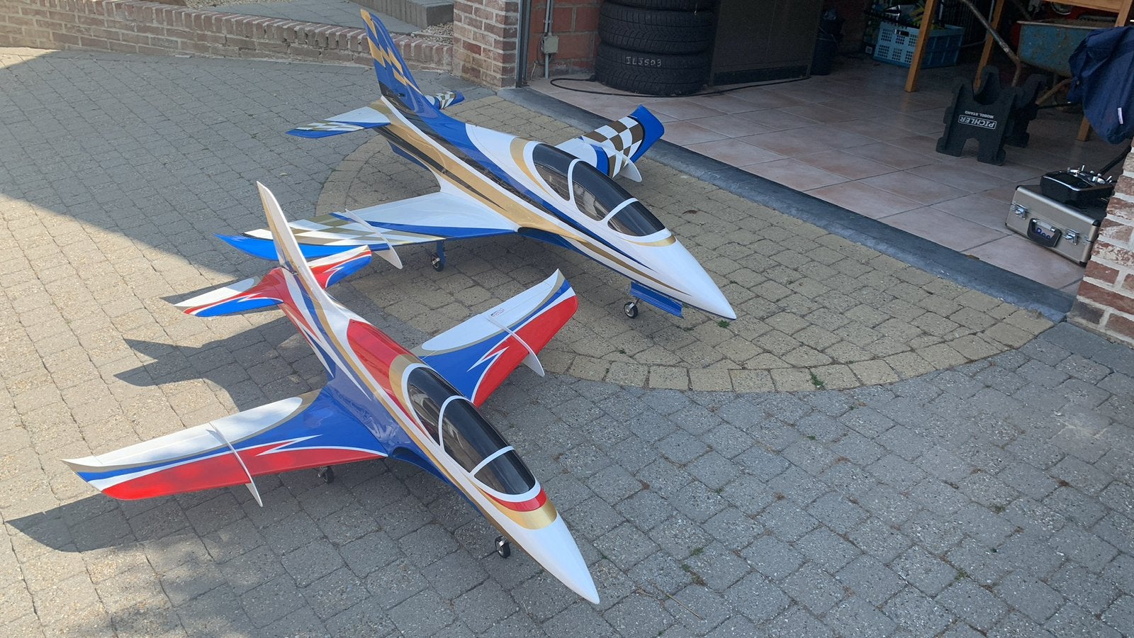 Rode Avanti  klaar voor te vliegen met turbine, Ophalen, Zo goed als nieuw
