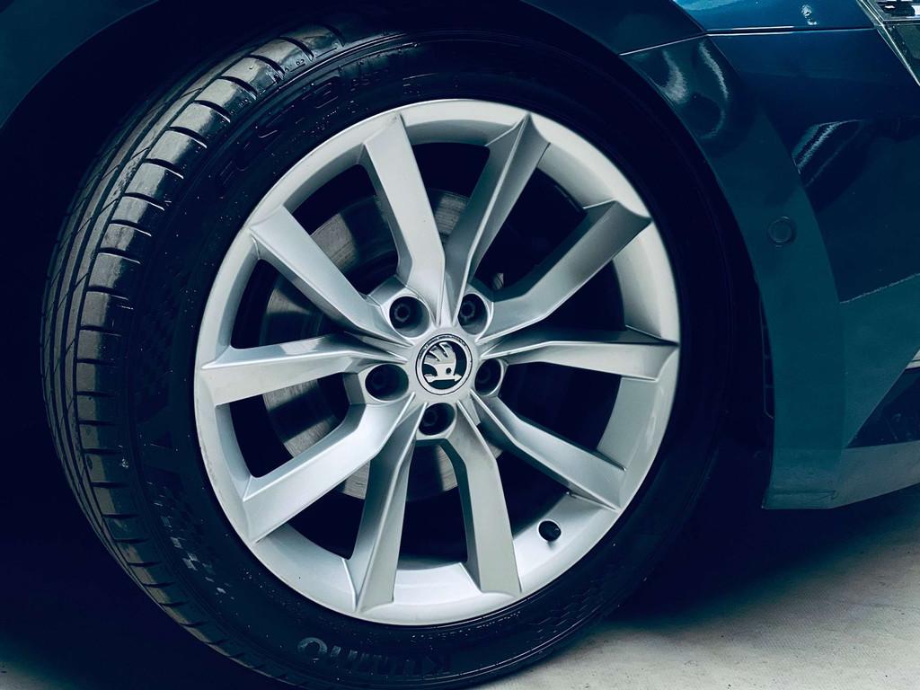 Skoda Superb 2.0 TDi *DSG*BI-XÉNON*CARPLAY*CAMERA*, Auto's, Skoda, Gebruikt, 4 cilinders, Blauw, Leder