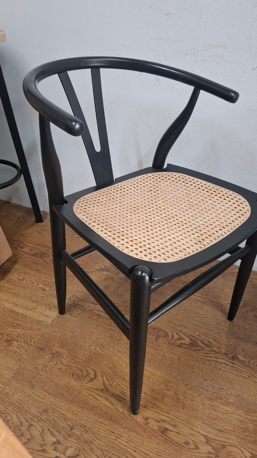 19 chaises en forme de triangle au design hôtelier, siège en, Enlèvement ou Envoi, Comme neuf, Cinq, Six Chaises ou plus, Bois