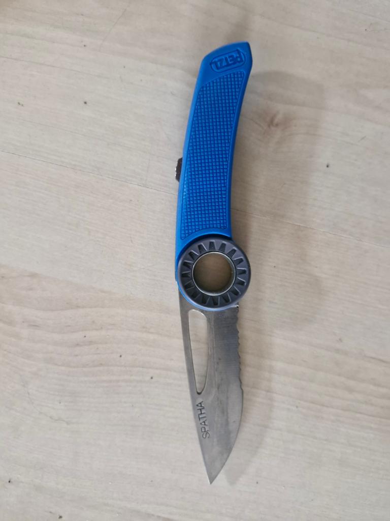 Petzl spartha mes voor touwen, Enlèvement