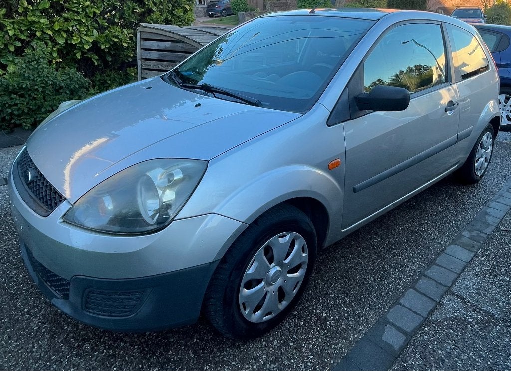 Ford Fiesta, Auto's, Ford, Particulier, Fiësta, Benzine, Euro 4, 3 deurs, Handgeschakeld, Zilver of Grijs, Zwart, Stof, Voorwielaandrijving