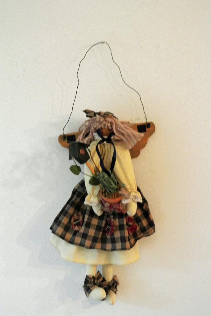 Muurdecoratie – meisje met bloempot en vogelhuisje, Huis en Inrichting, Woonaccessoires | Wanddecoraties, Zo goed als nieuw, Wandhanger