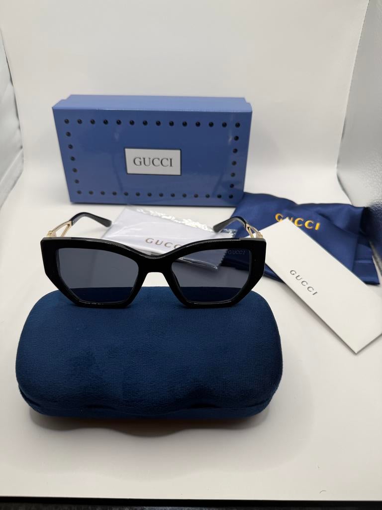 Gucci Zonnebril Zwart met Gouden Details - Nieuw, Ophalen of Verzenden, Nieuw, Overige kleuren, Zonnebril