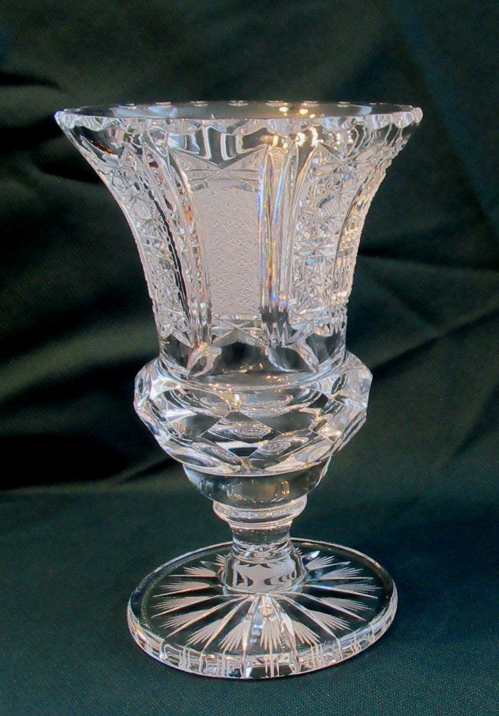 Magnifique vase en cristal au plomb de Bohême sur pied., Enlèvement ou Envoi