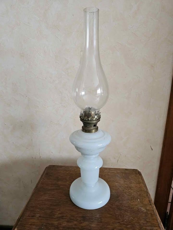 Élégante Lampe à Pétrole Ancienne en Opaline Blanche, Antiquités & Art, Enlèvement