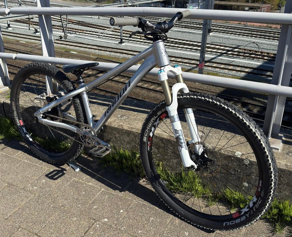 Custom Dirt Jumper Radon Slush 26” medium super licht, Fietsen en Brommers, Ophalen