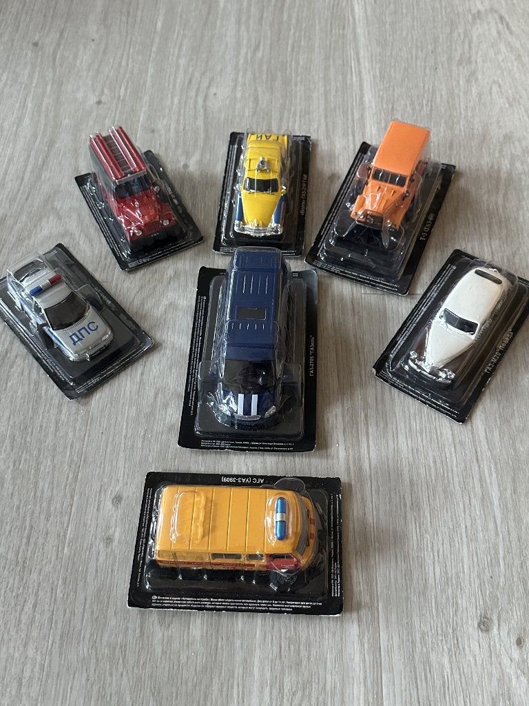 A saisir! Collection de 7 véhicules "RUSSES" 1/43 neufs- 40€, Enlèvement ou Envoi, Neuf, Voiture
