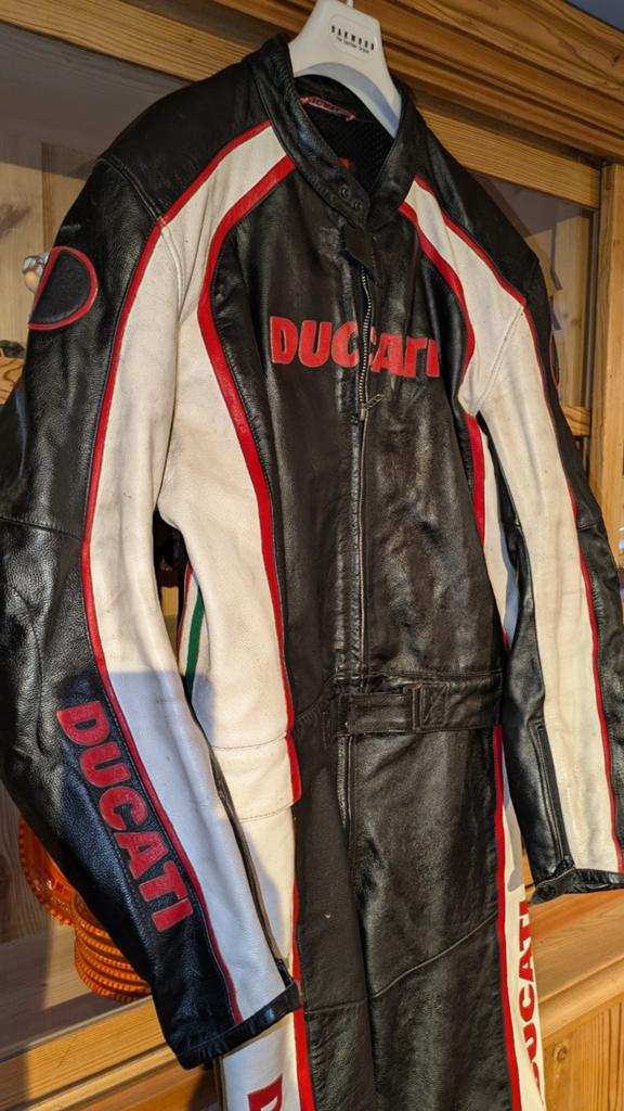 DAINESE DUCATI t58 2-delig leder pak, Motoren, Kleding | Motorkleding, Ophalen