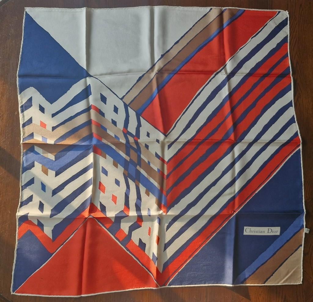 Zijden sjaal Christian Dior: 100% zijde, Christian Dior, Ophalen, Gedragen, Sjaal