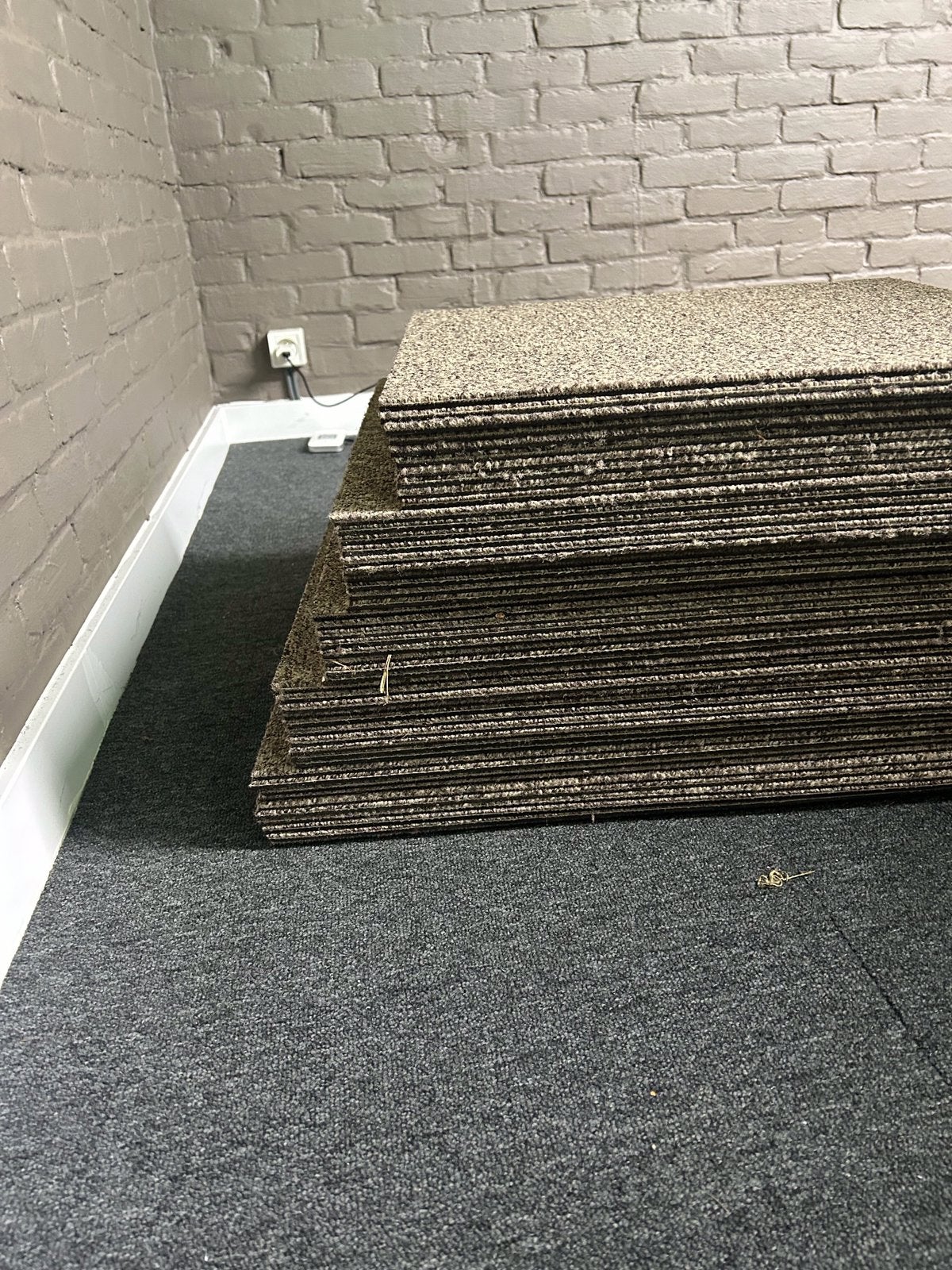 Gratis 12m2 grijze tapijttegels, Huis en Inrichting, Stoffering | Vloerbedekking, Ophalen, Gebruikt, Tapijttegels
