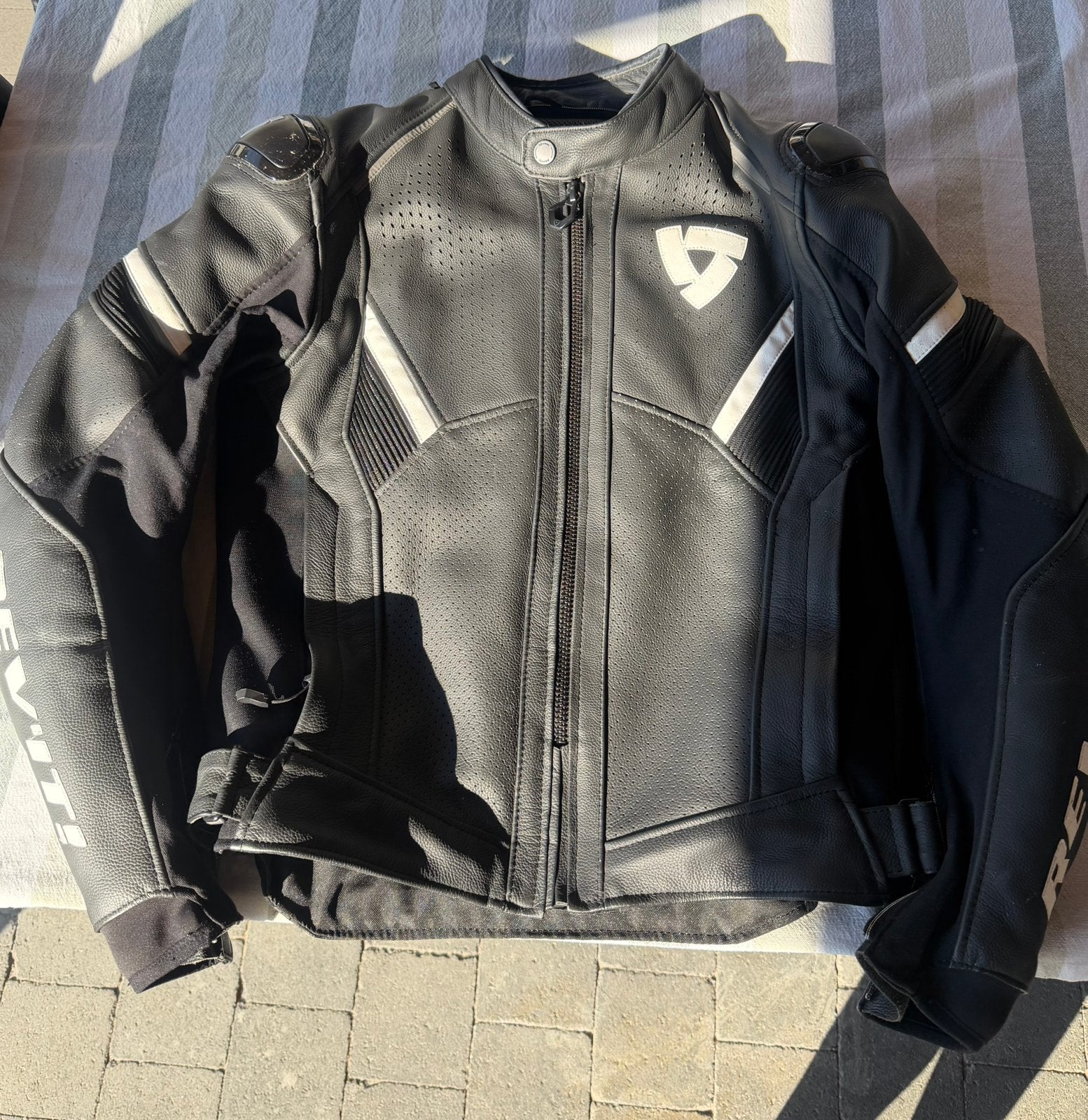 REVIT AUTOMATE GEPERFOREERDE MOTORFIETS LEDEREN JAS ZWART, Enlèvement, Seconde main, Hommes, Manteau | cuir