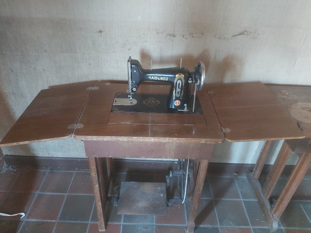 Antiek Haid & Neu trapnaaimachine in origineel houten meubel, Enlèvement