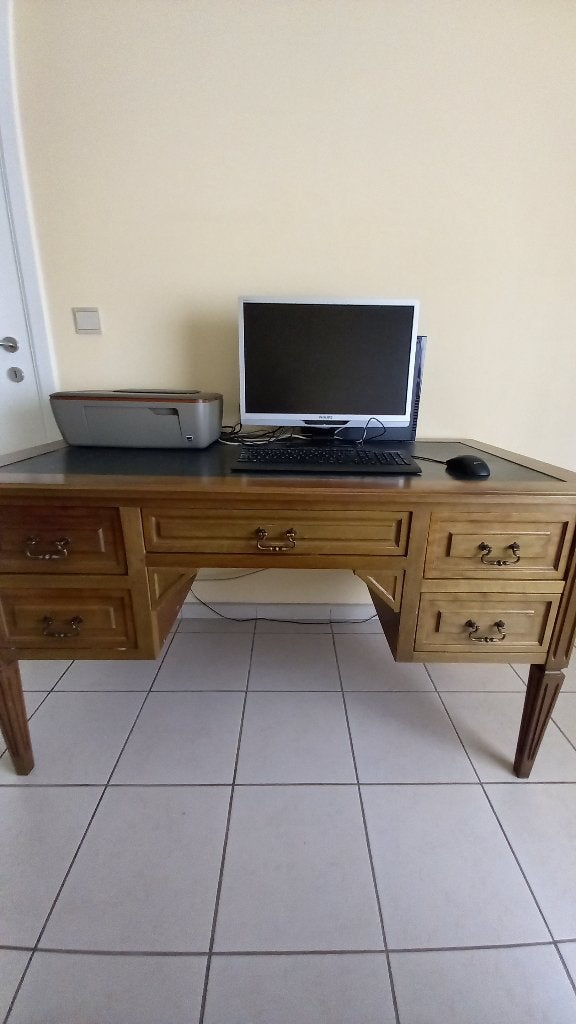 Klassieke bureau met bijhorende stoel in notenlaarhout, Enlèvement, Utilisé