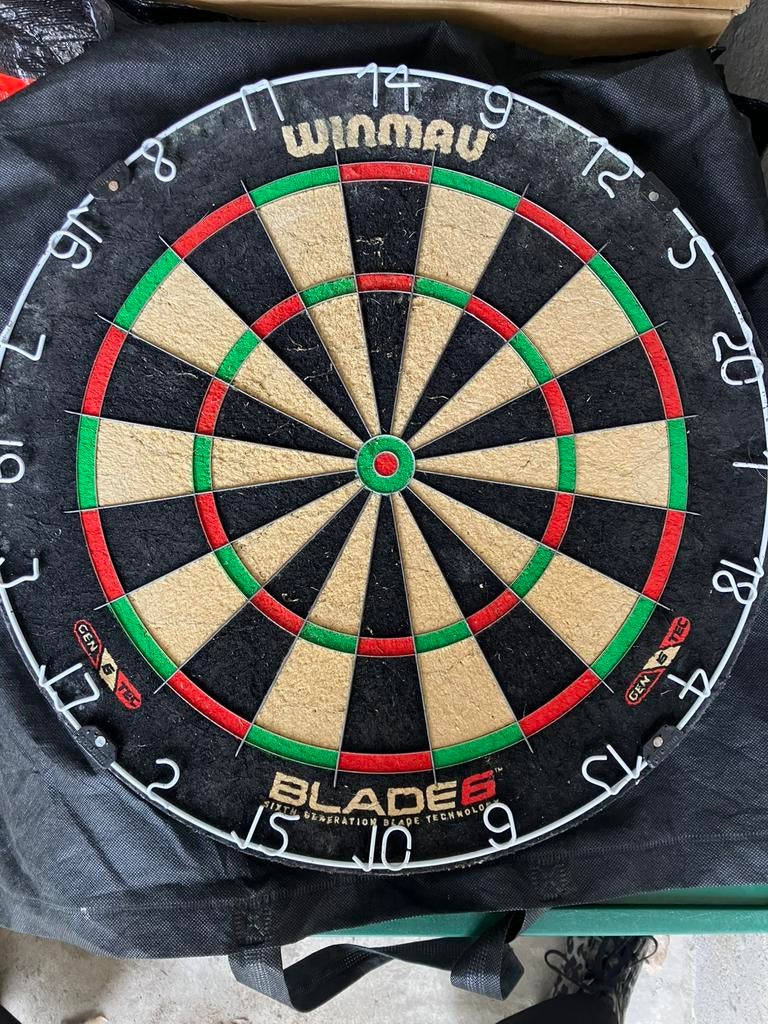 Winmau Blade 6 avec 2 séries de flèches, Enlèvement, Comme neuf, Fléchettes