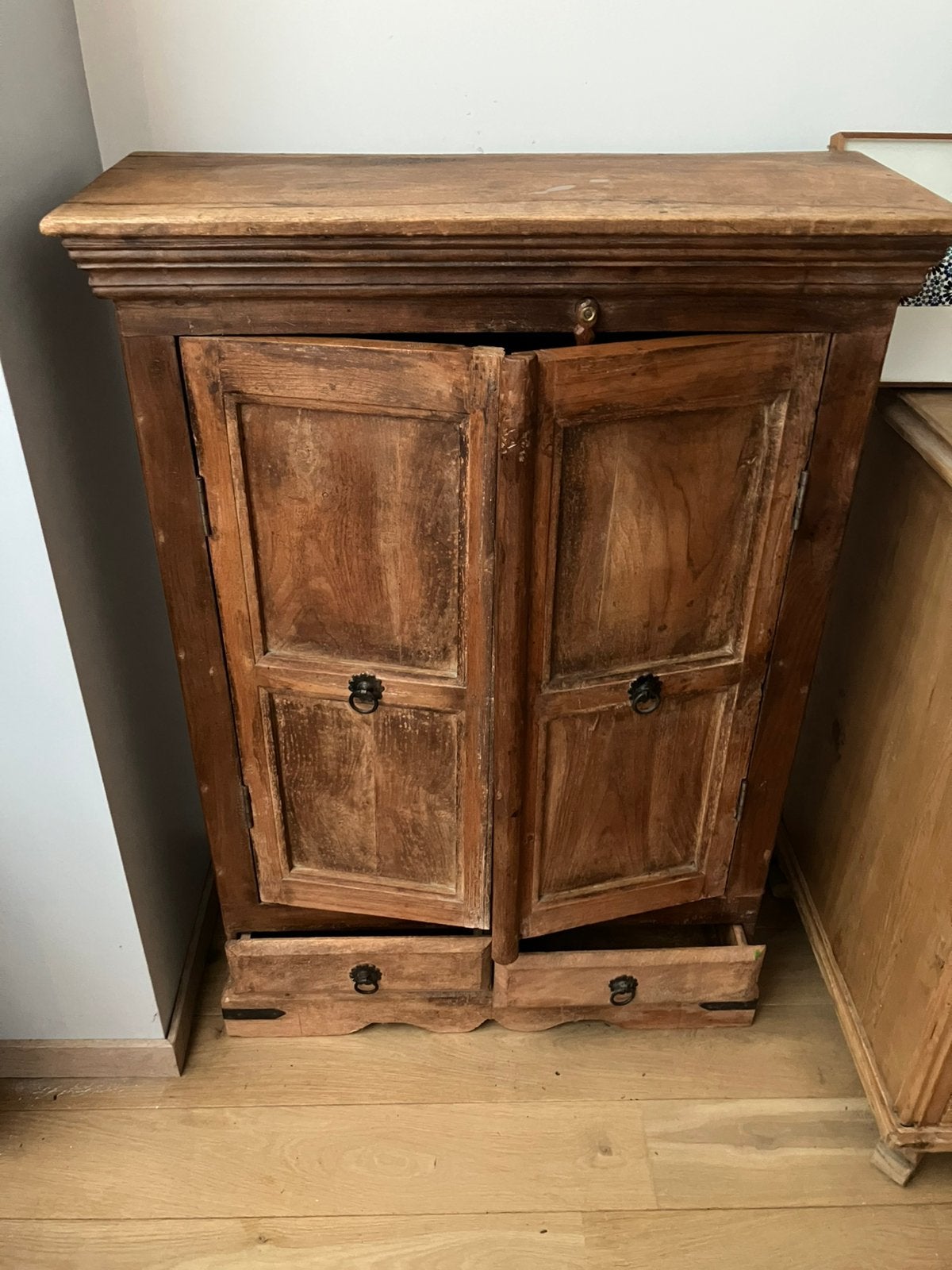 Petit meuble étroit en bois foncé, Enlèvement