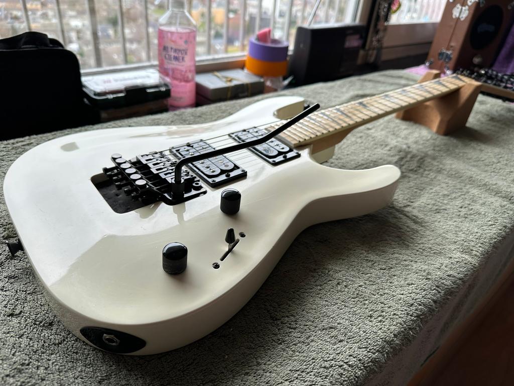 Jackson JS32 Dinky DKA-M Snow White, Musique & Instruments, Enlèvement ou Envoi, Comme neuf, Solid body