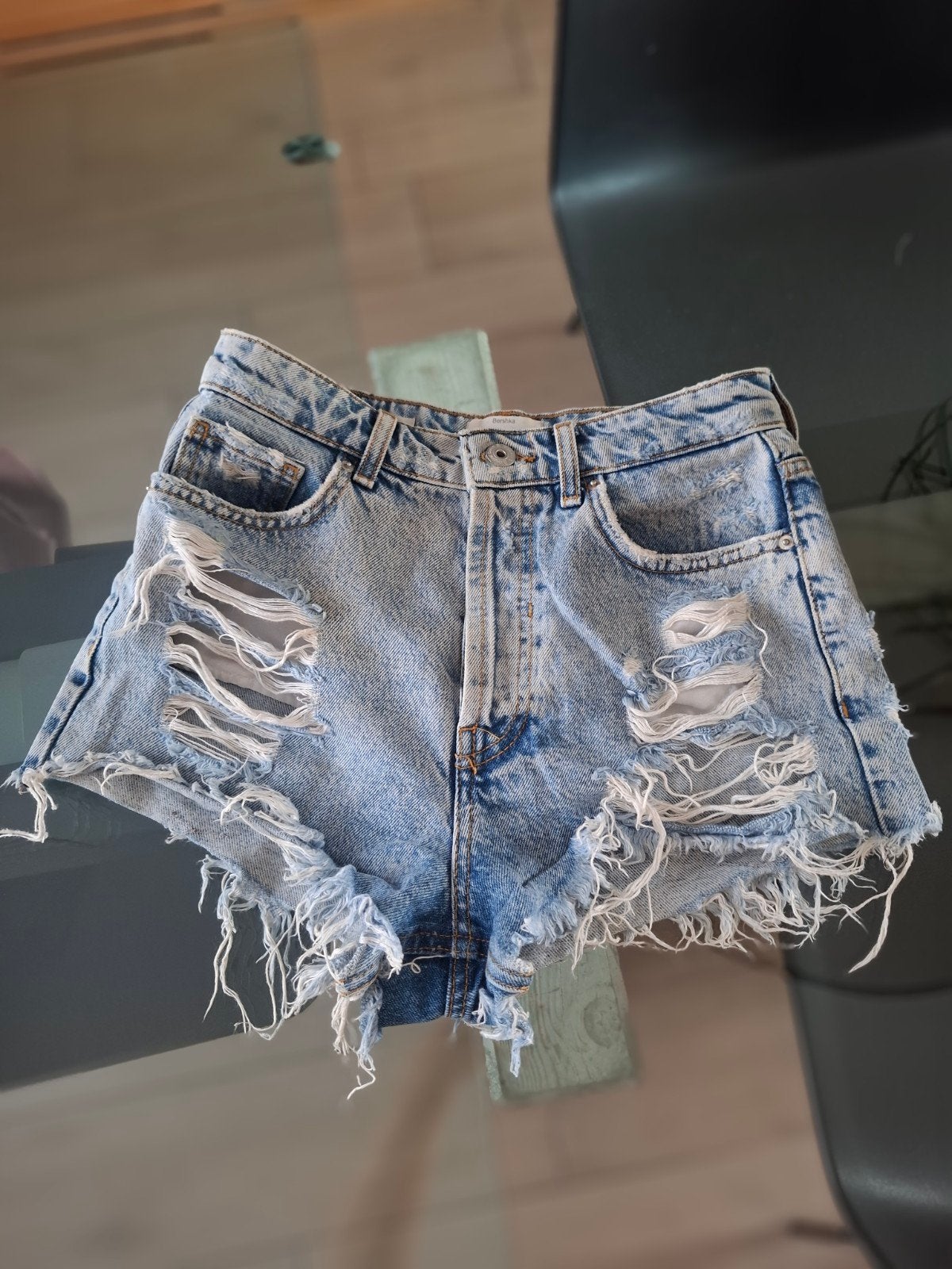 Bershka S Jeansshort met hoge taille en gescheurde pasvorm, Kleding | Dames, Kort, Blauw, Zo goed als nieuw, Maat 36 (S)