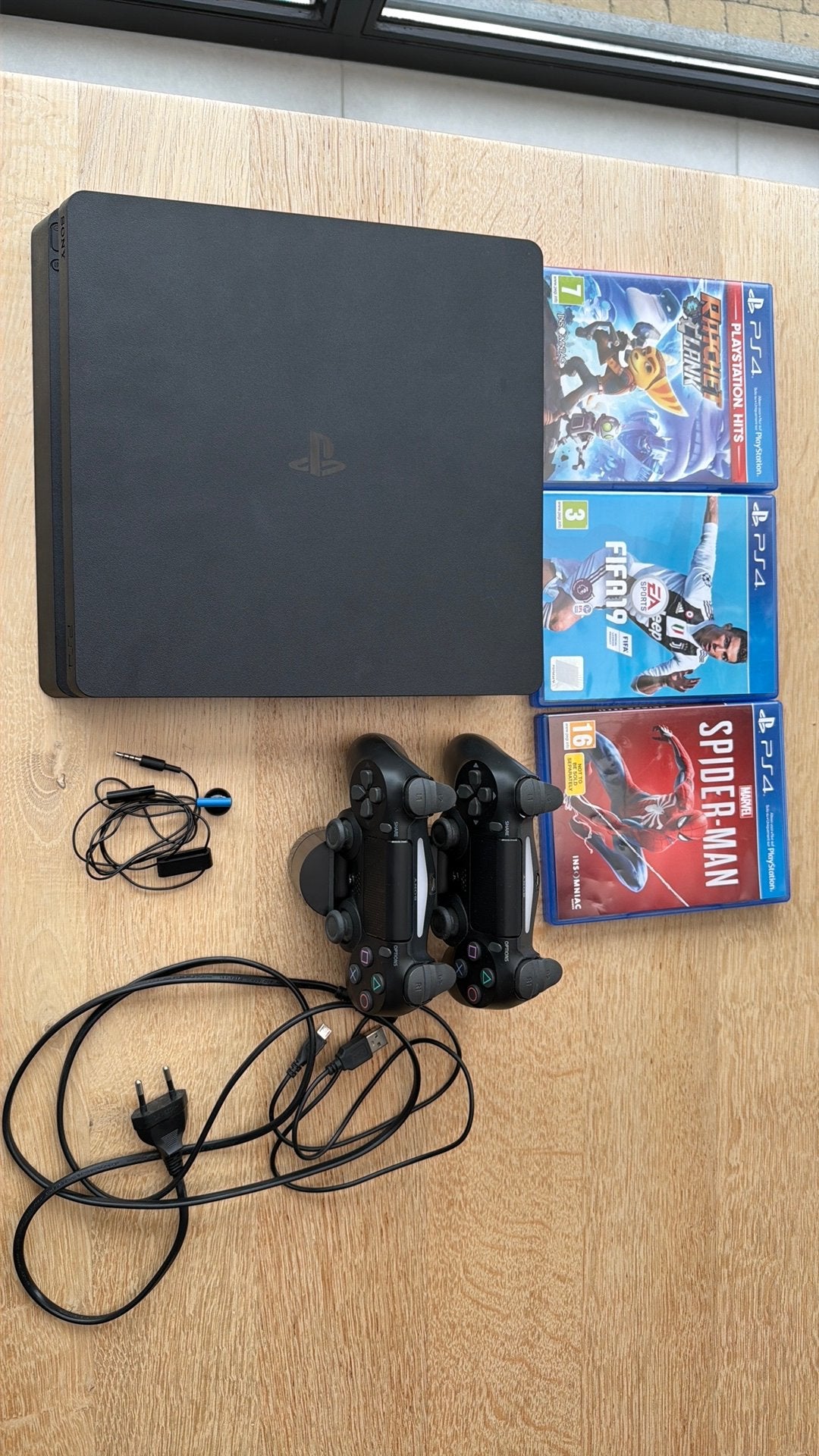 PlayStation 4 Slim met toebehoren, Games en Spelcomputers, Ophalen, Met games, Met 2 controllers, Zo goed als nieuw