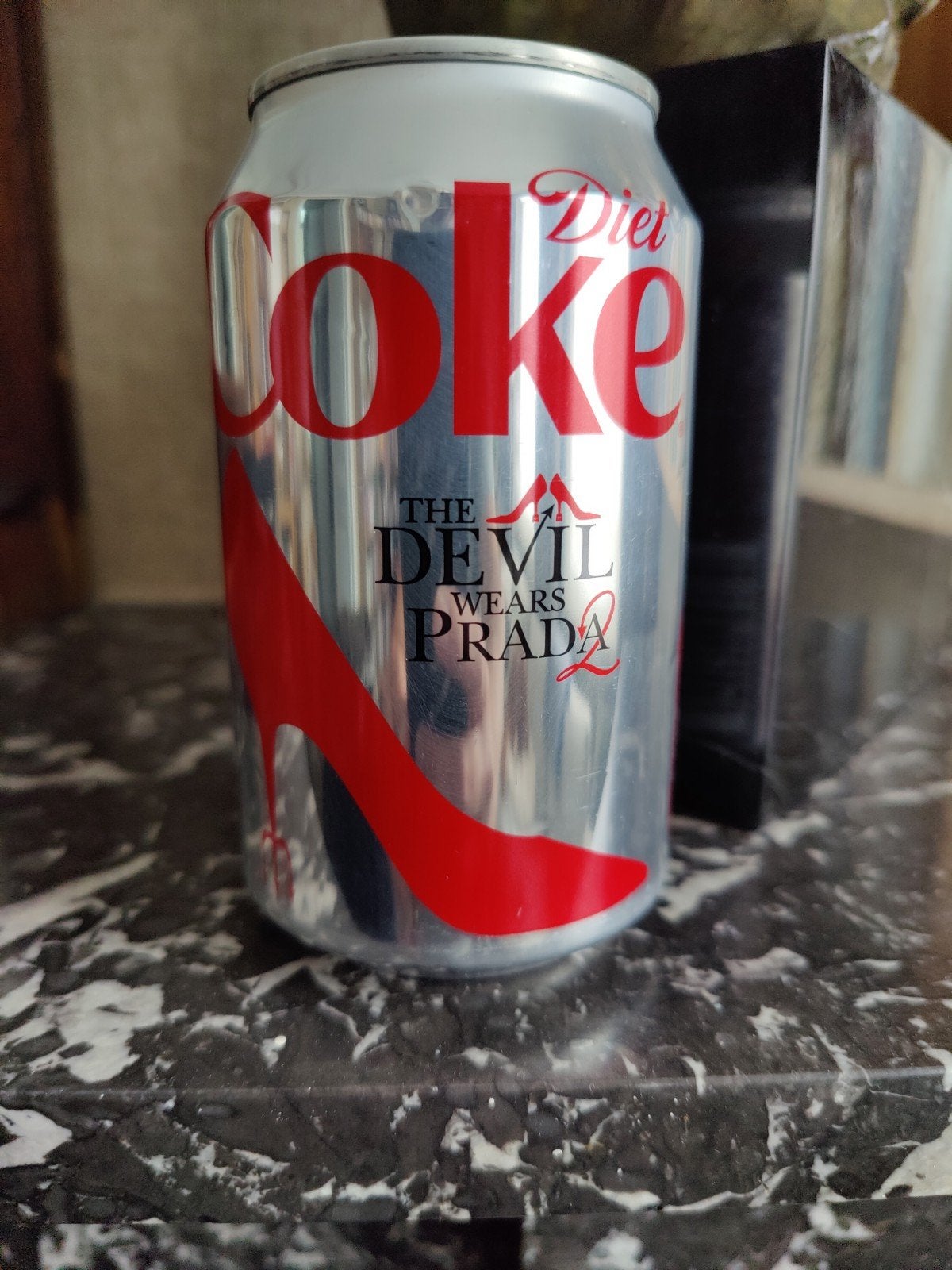 Coca Cola the devil wears Prada, Verzenden