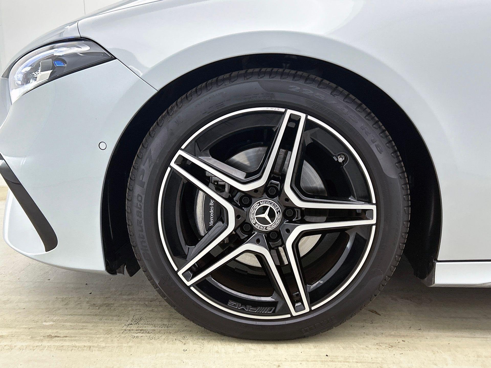 Mercedes-Benz A-Klasse 180 Hatchback AMG Line | Panoramisch, Auto's, Stof, Gebruikt, Zwart, 136 pk