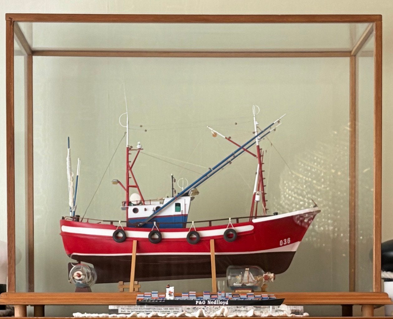 Prachtig modelschip met 2 bootjes in glas erbij., Verzamelen, Ophalen, Zo goed als nieuw, Schaalmodel