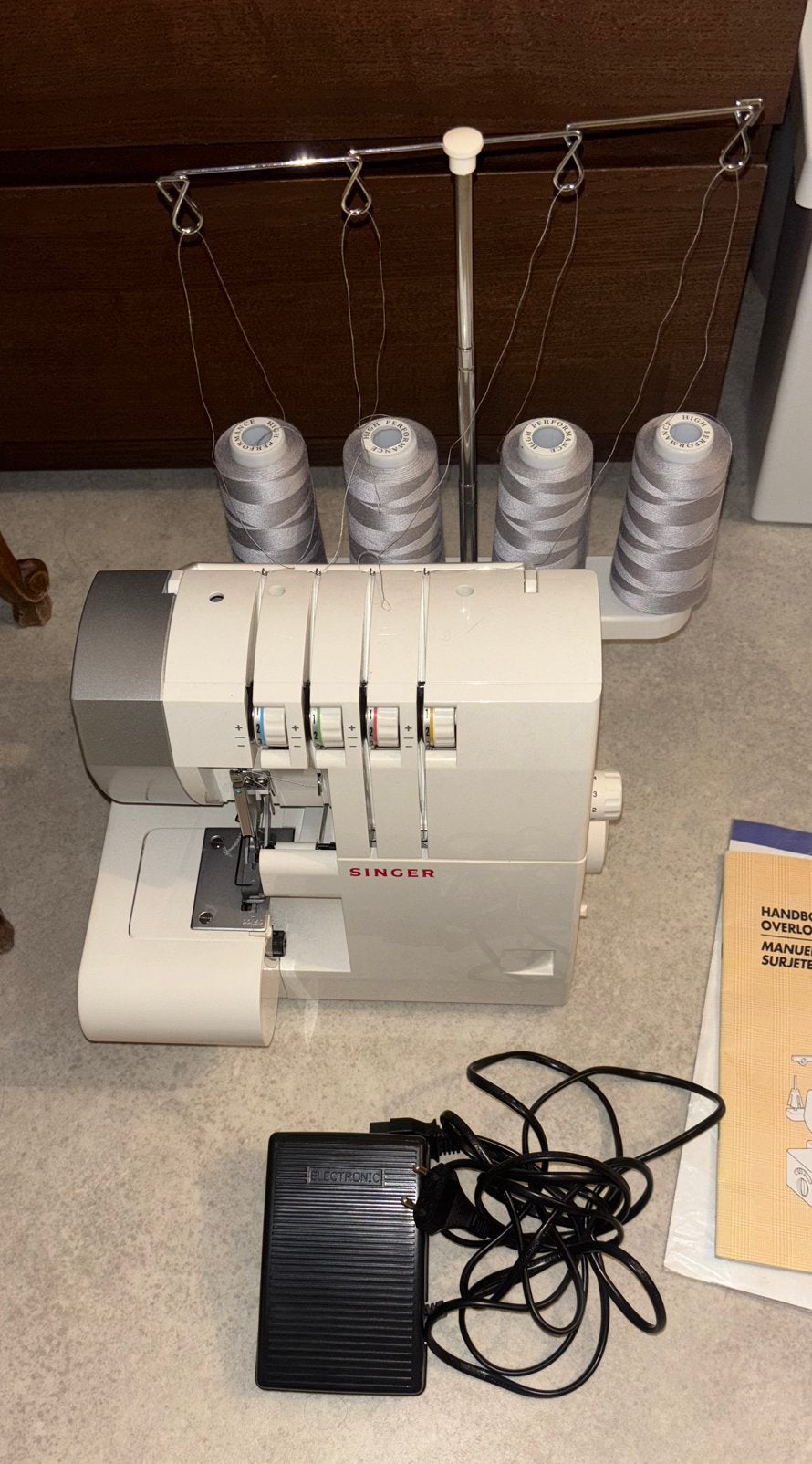 Machine à coudre Overlock, Hobby & Loisirs créatifs, Machines à coudre & Accessoires, Enlèvement, Comme neuf, Machine à coudre