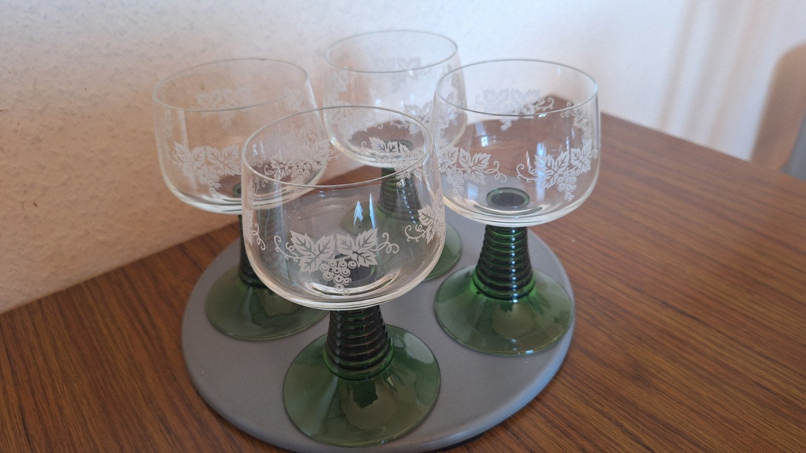 Ensemble de 4 verres à vin vert avec décorations en verre co, Antiquités & Art, Enlèvement ou Envoi