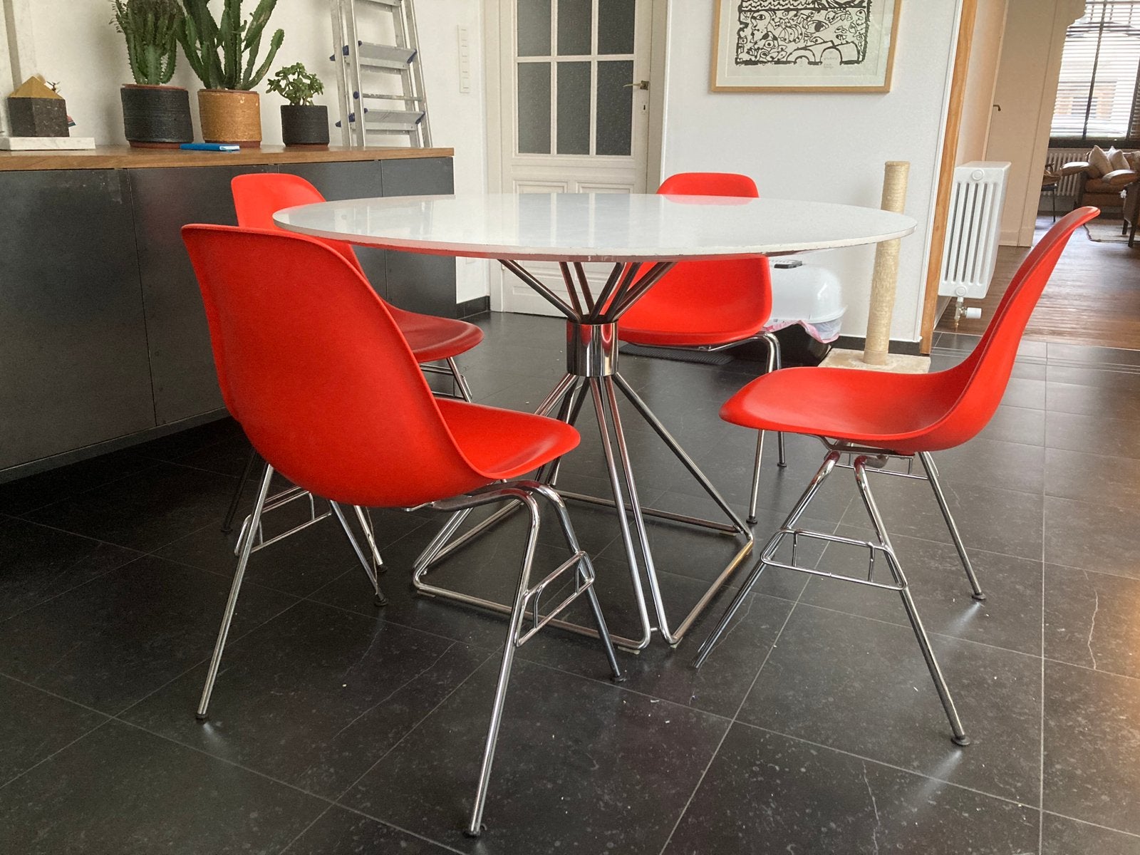 4 stoelen Eames vitra, Huis en Inrichting, Stoelen, Ophalen, Zo goed als nieuw, Rood