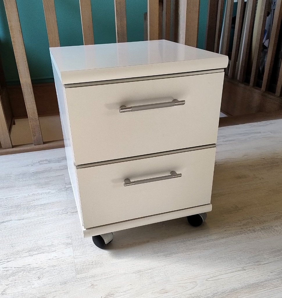 Nachtkastje wit met 2 lades op wieltjes, Huis en Inrichting, Ophalen, Gebruikt, Minder dan 45 cm, Minder dan 55 cm