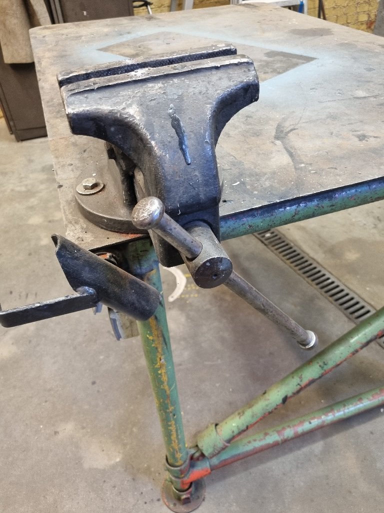 lastafel / werktafel metaal, Doe-het-zelf en Bouw, Ophalen, Gebruikt, Bankschroef