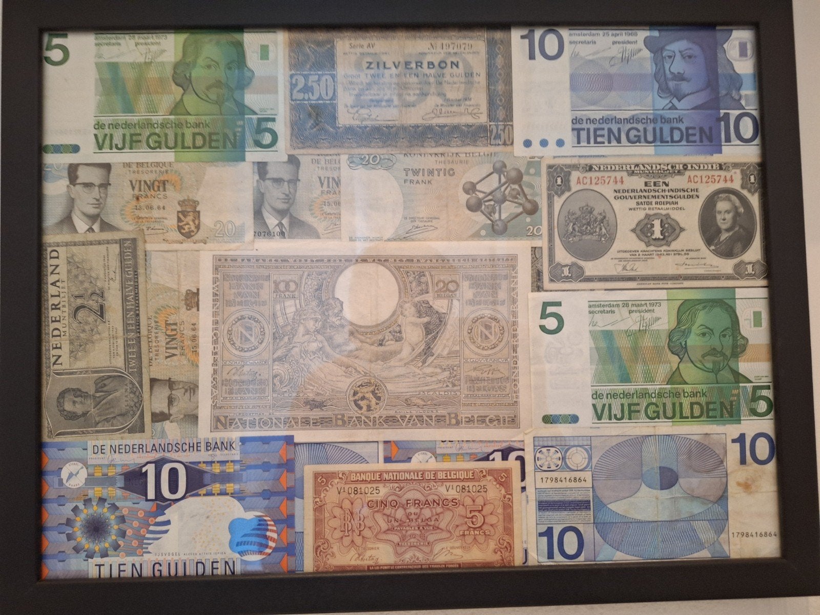 Lijst met briefjes geld volledig achter glas, Ophalen of Verzenden