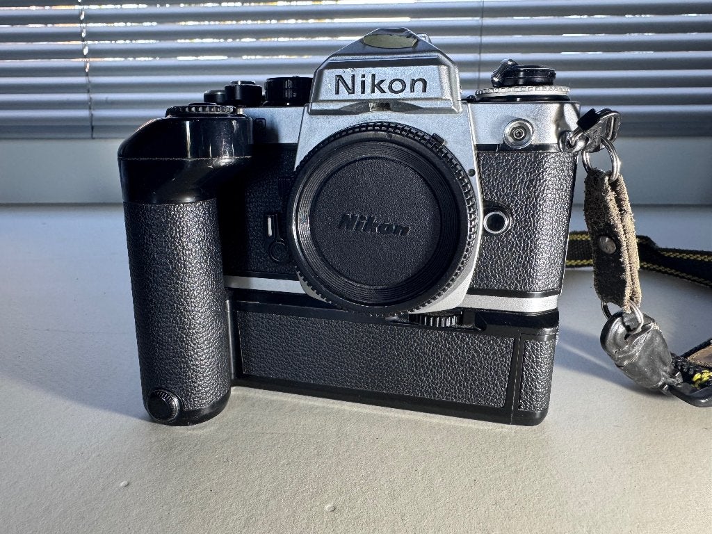 Nikon FE2-behuizing + MD12-motor + 35-70 1:2.8 + 180 1:2.8, Ophalen, Gebruikt, Spiegelreflex, Nikon