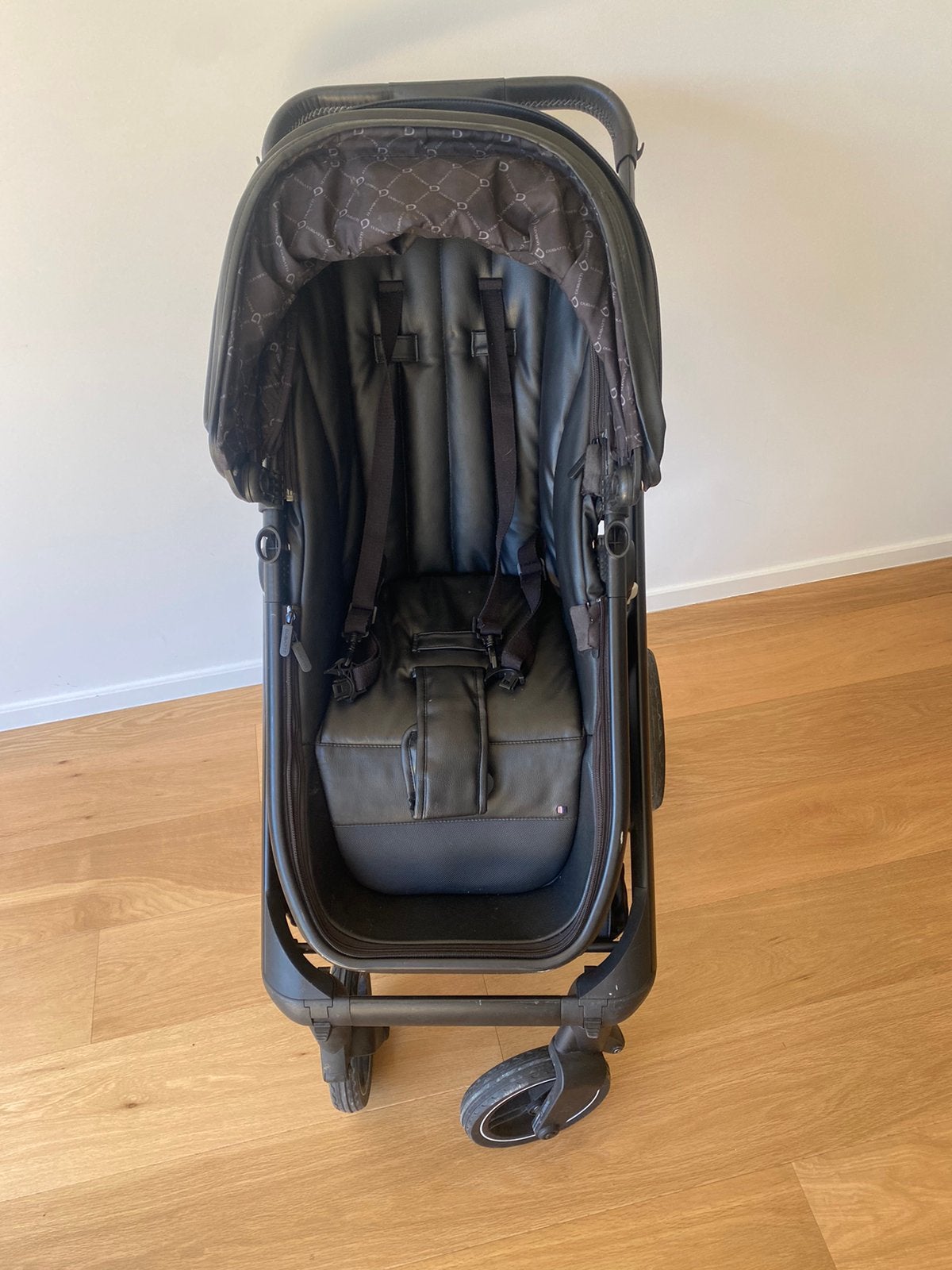 Dubatti kinderwagen zwart leer, Kinderen en Baby's, Ophalen, Zo goed als nieuw