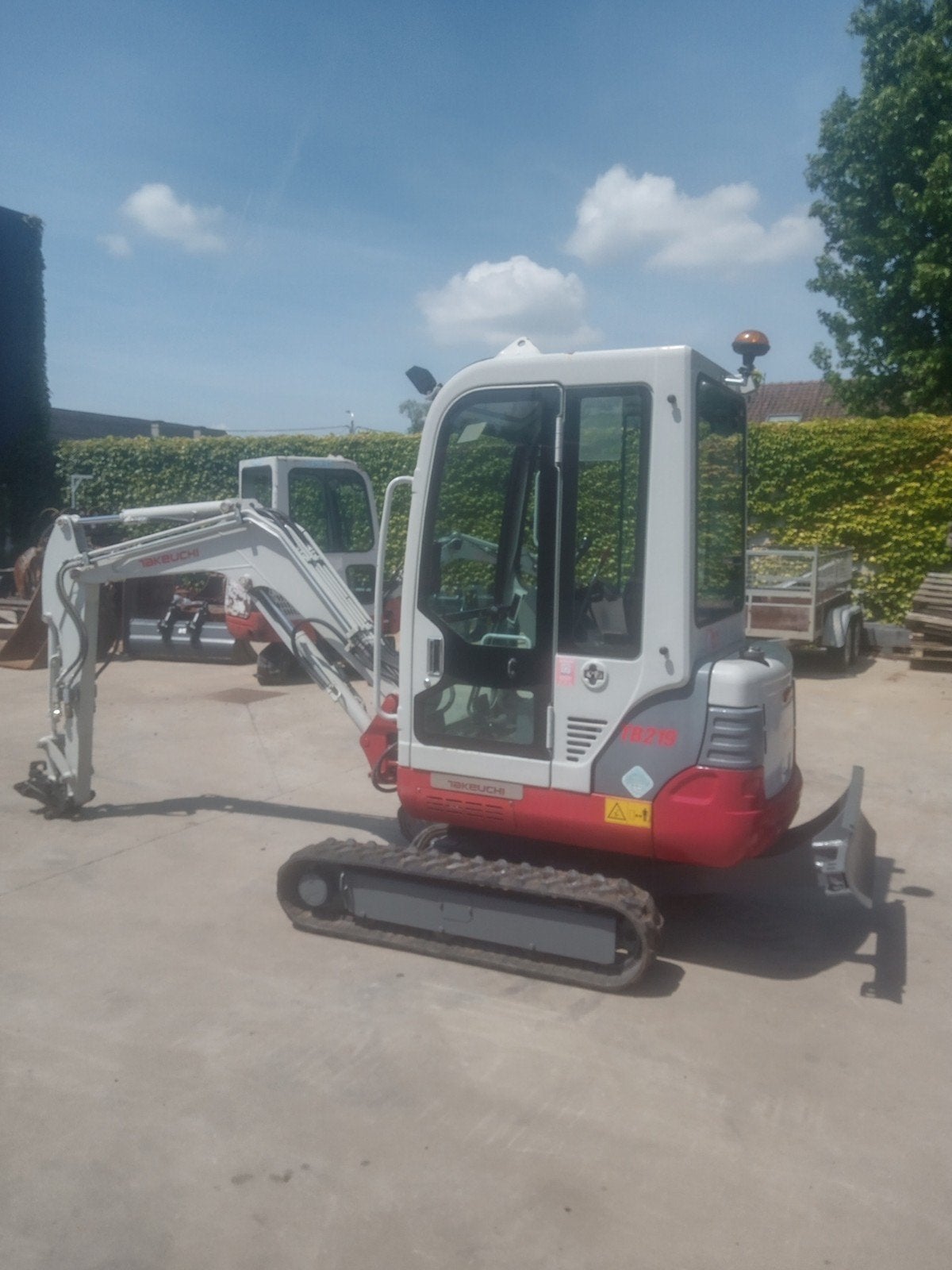 Takeuchi TB-219, Enlèvement