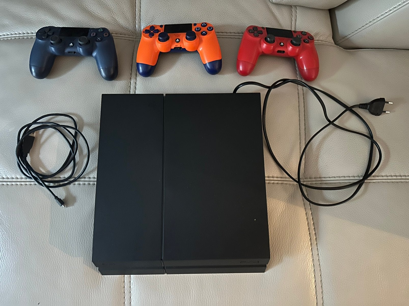 Ps 4 (1TB) + 3 bakjes, Games en Spelcomputers, Ophalen, 1 TB, Original, Met 3 controllers of meer