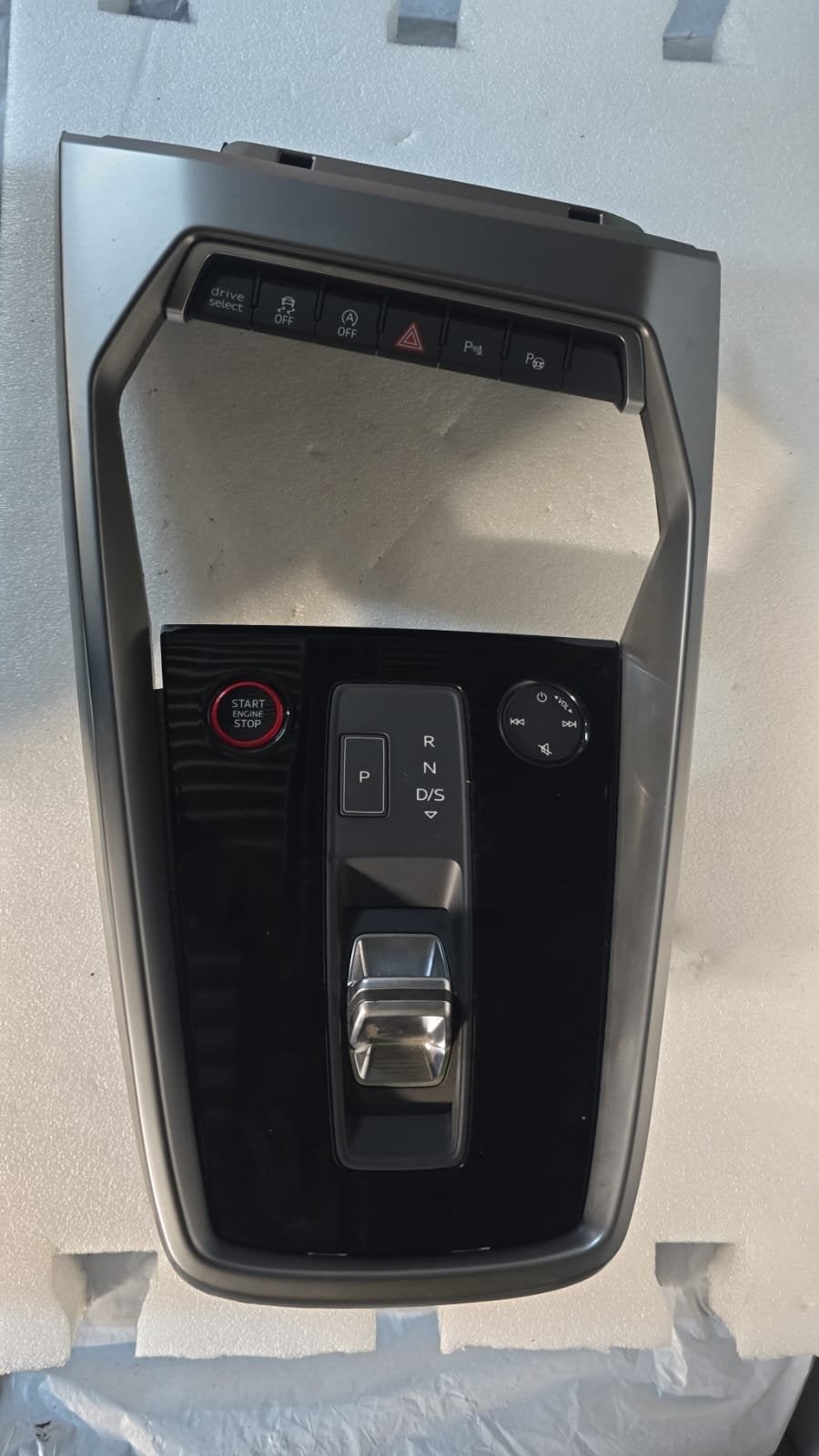 Audi A3 8Y 2020+ Selectiehendel Aut. Middenconsole 8Y1864241, Auto-onderdelen, Gebruikt, AUDI AG, Auto-Union-Strasse 1
85045  Ingolstadt, DE