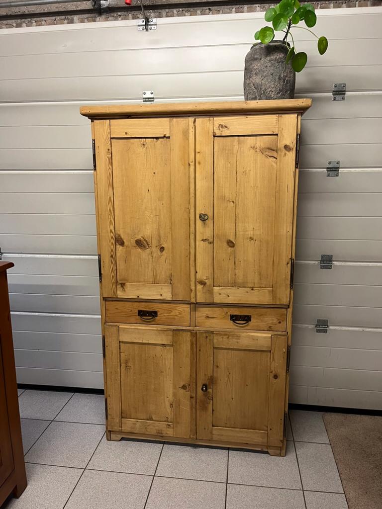 Karaktervolle Oud Grenen buffetkast met mooi geleefde Patine, Enlèvement, Comme neuf