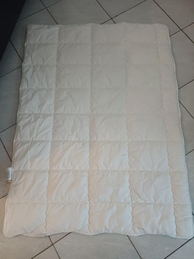 dekbed babybed 95 cm op 1 m 30 ongeveer in nieuwstaat, Jongetje of Meisje, Wit, Ophalen of Verzenden, Deken of Dekbed