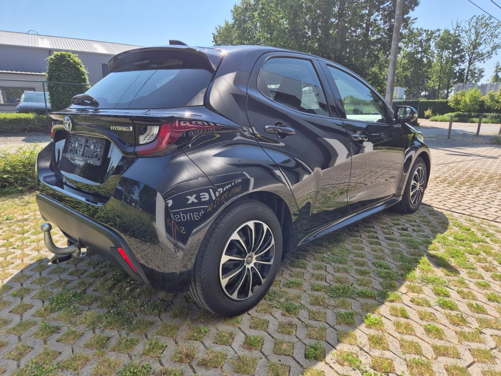 TOYOTA YARIS 1.5 HYBRIDE e-CVT..NIEUW BINNENGEKOMEN!!, Auto's, Stof, Euro 6, 4 cilinders, Zwart