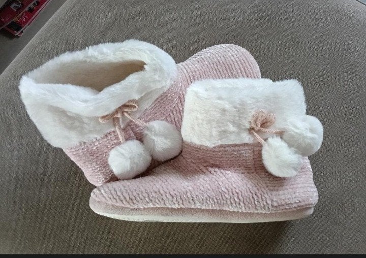 Nouveaux chaussons d'hiver roses., Vêtements | Femmes, Neuf, Rose, Enlèvement, Pantoufles