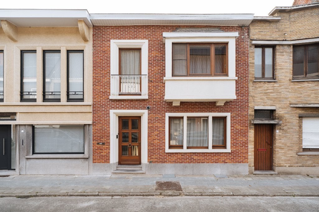Huis uit de hand te koop, 200 tot 500 m², 100 m², 3 kamers, Tussenwoning
