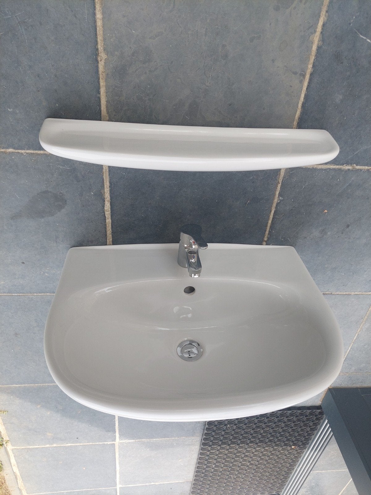 Witte keramische wastafel met kraan en bijhorend schap, Ophalen, Zo goed als nieuw, Wastafel