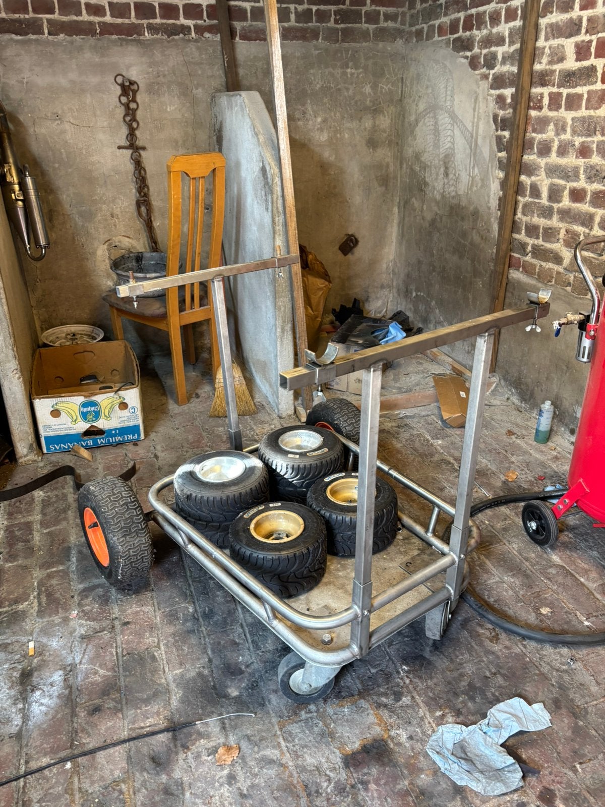 Kar met banden voor kart, Sport en Fitness, Karting, Ophalen, Zo goed als nieuw