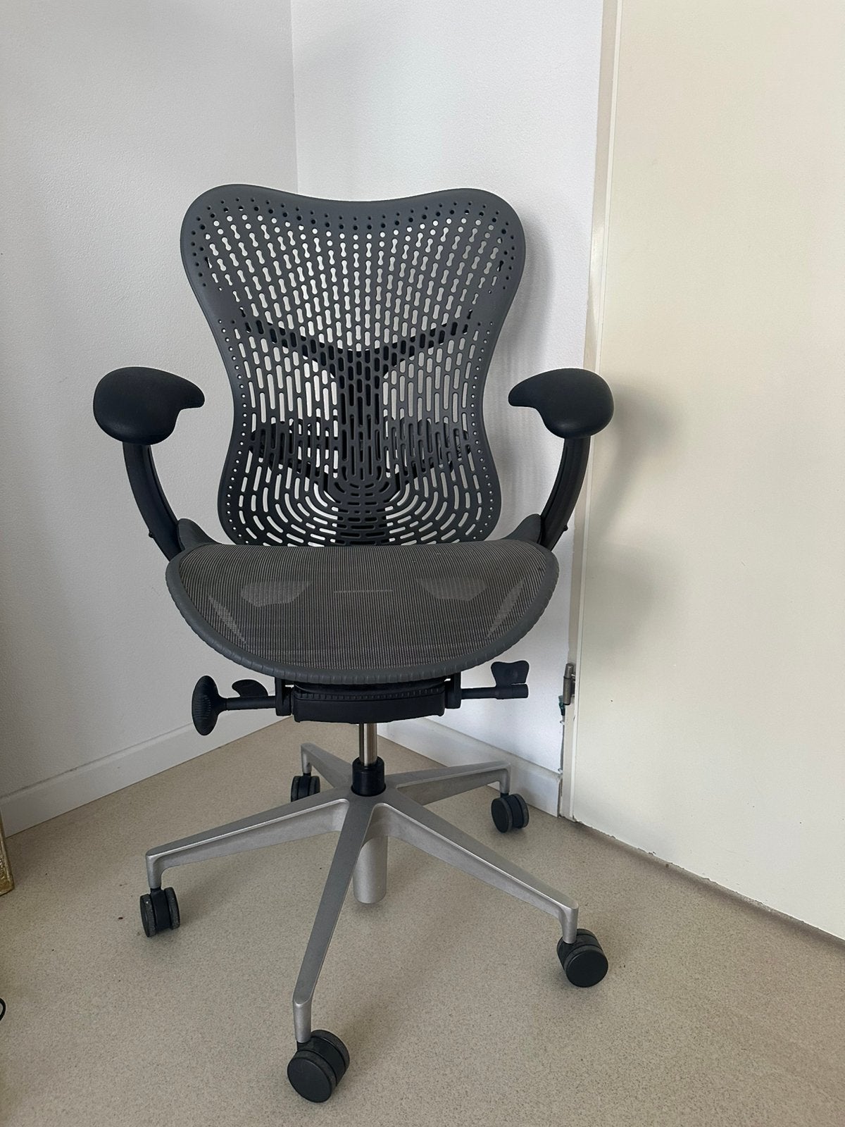 Herman Miller Mirra 2 bureaustoel, Ophalen of Verzenden, Zo goed als nieuw, Grijs, Bureaustoel