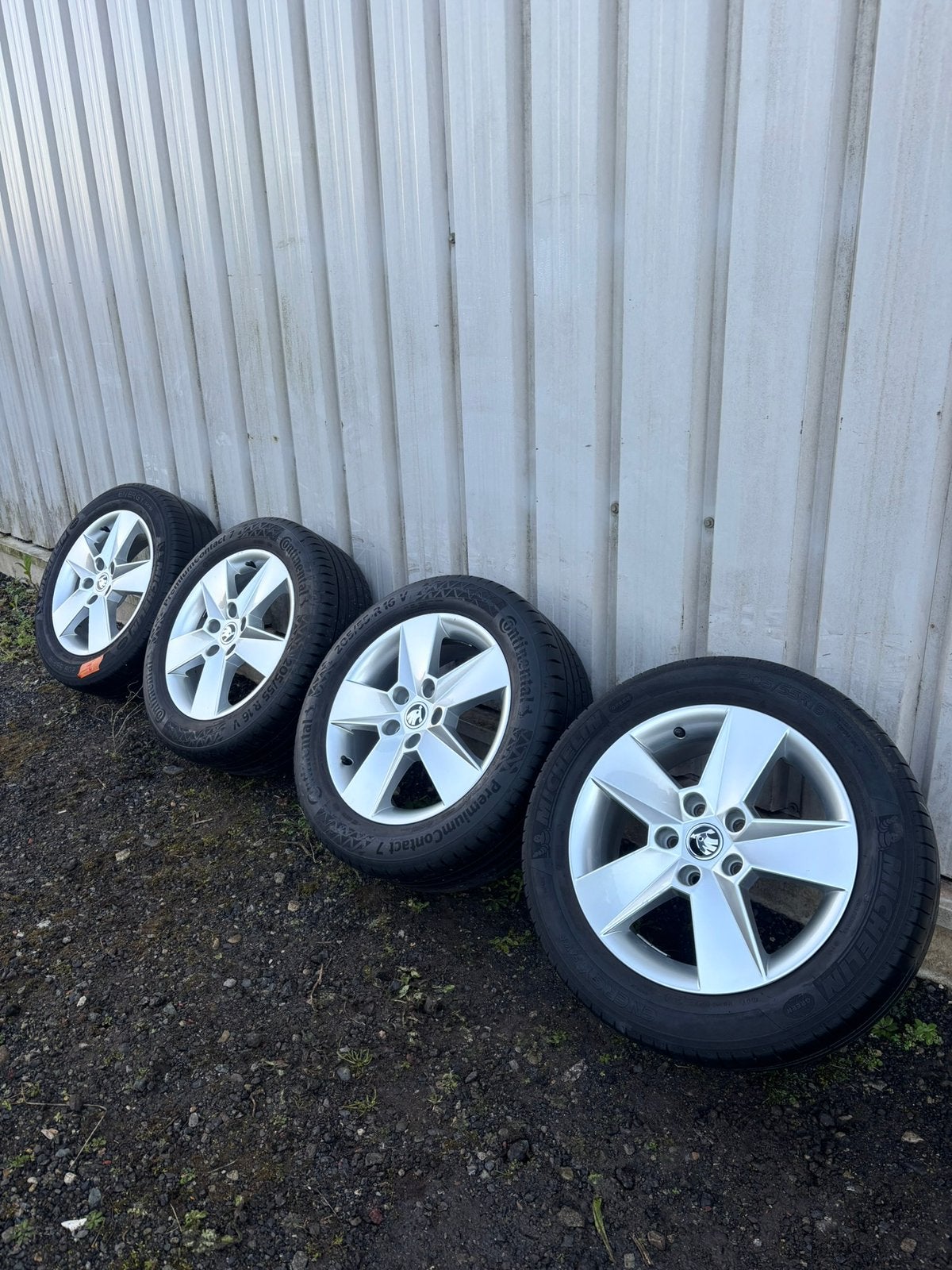 Jantes Skoda 16p, Ophalen, Band(en)