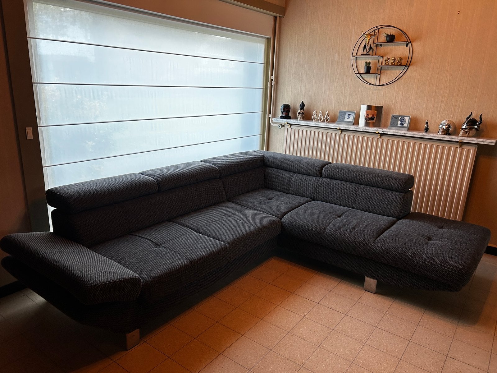 Hoeksalon in donkergrijze stof, Huis en Inrichting, Zetels | Complete zithoeken, Ophalen, Zo goed als nieuw, Stof
