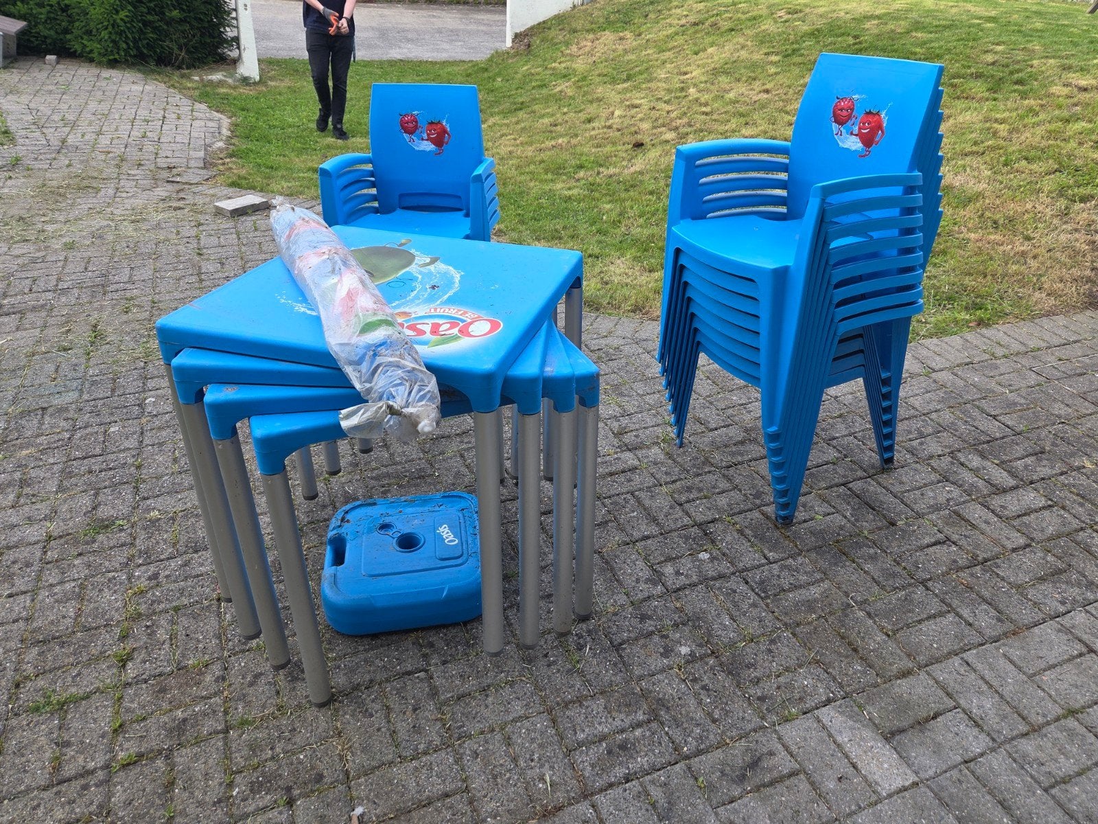 Oasis tuinset, stoelen, tafels en parasol, Ophalen, Kunststof, Gebruikt, Tuinset