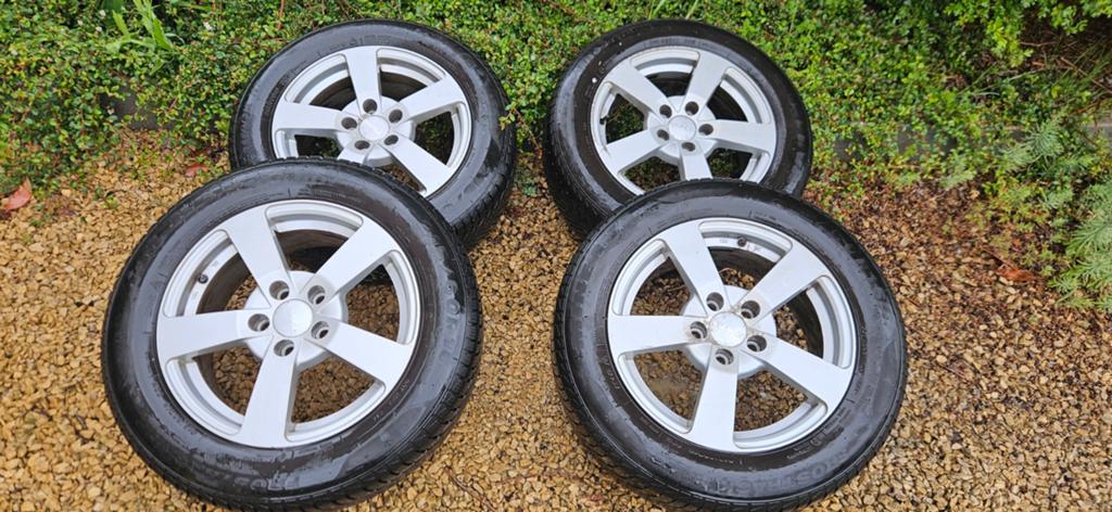 Pack Hiver : 4 Pneus NOKIAN 215/60 R16 sur jantes, Enlèvement