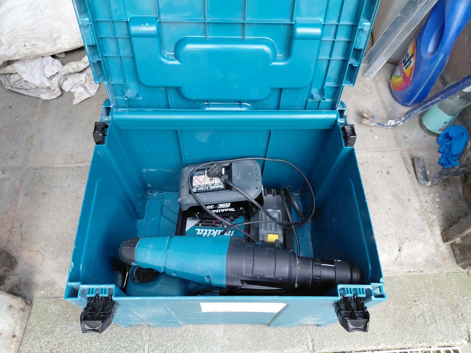 Makita 36 V Combihamer

2,6 Ah accu, snellader, koffer, Ophalen