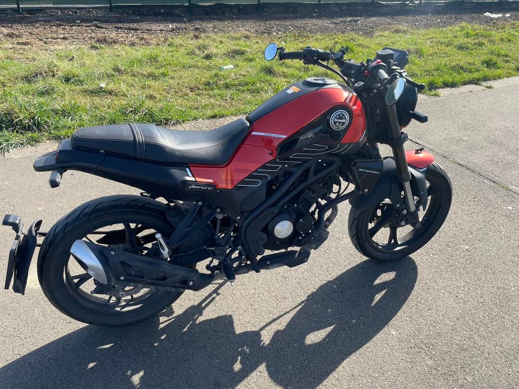 Benelli leonceli 125cc bj2022, Fietsen en Brommers, Ophalen, Zo goed als nieuw